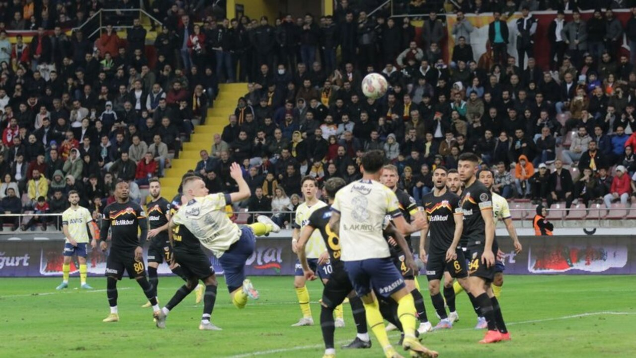 Fenerbahçe'ye şok! Yıldız oyuncu cezalı duruma düştü...