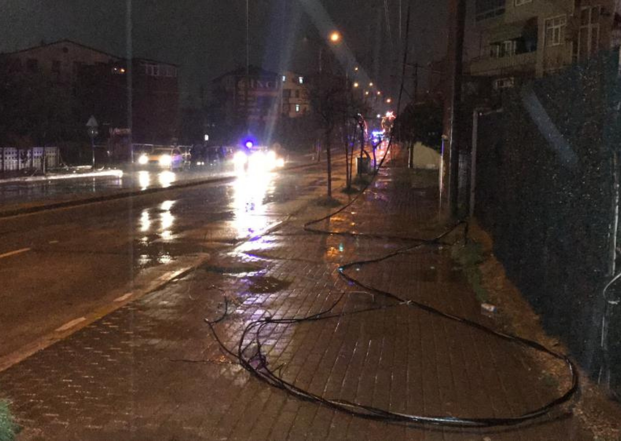 Kamyon elektrik tellerini devirdi! Işıklar sönünce vatandaşlar deprem sanıp sokağa döküldü