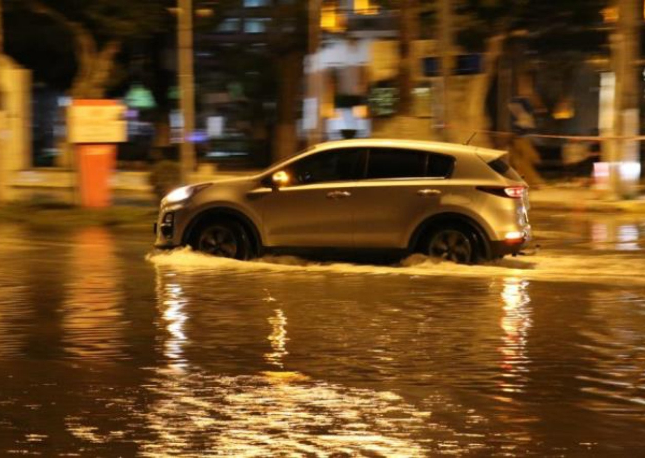 İskenderun'da deprem sonrası deniz taştı! Sahil yolu su altında kaldı...