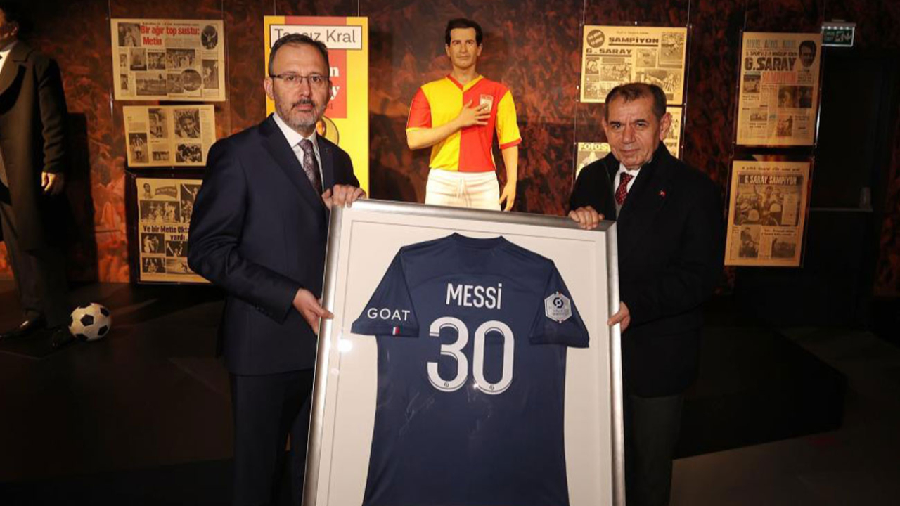 Bakan Kasapoğlu Messi'nin formasını bağışladı