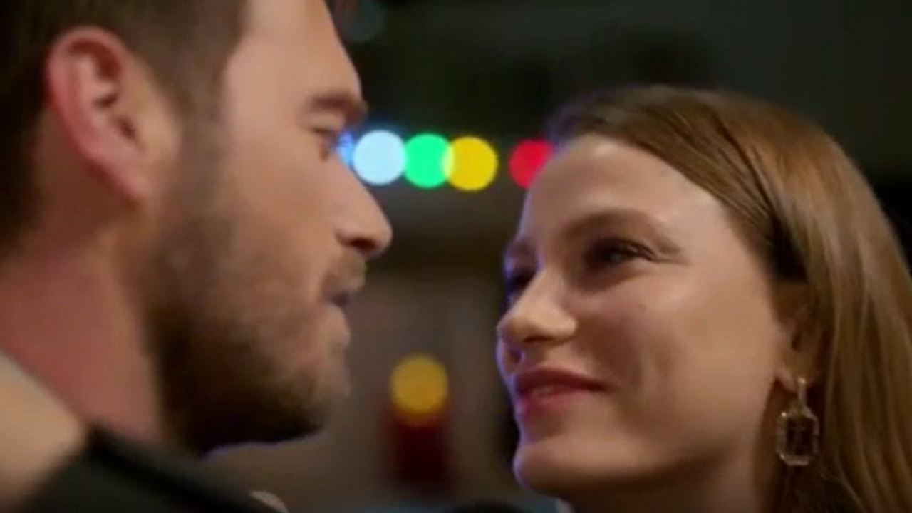 Aile dizisinde Serenay Sarıkaya ile Kıvanç Tatlıtuğ'un öpüşme sahnesi gündem oldu!