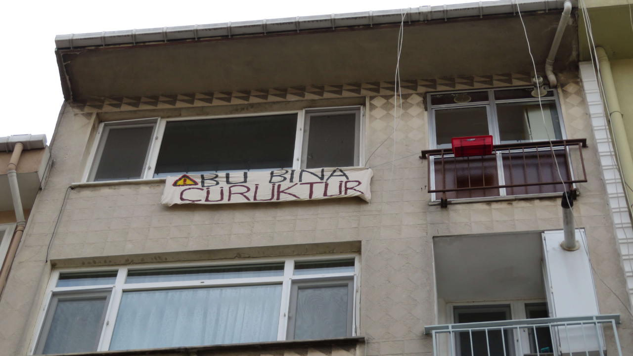 Kiracı cama ‘Bu bina çürüktür’ pankartı astı ve evi boşalttı