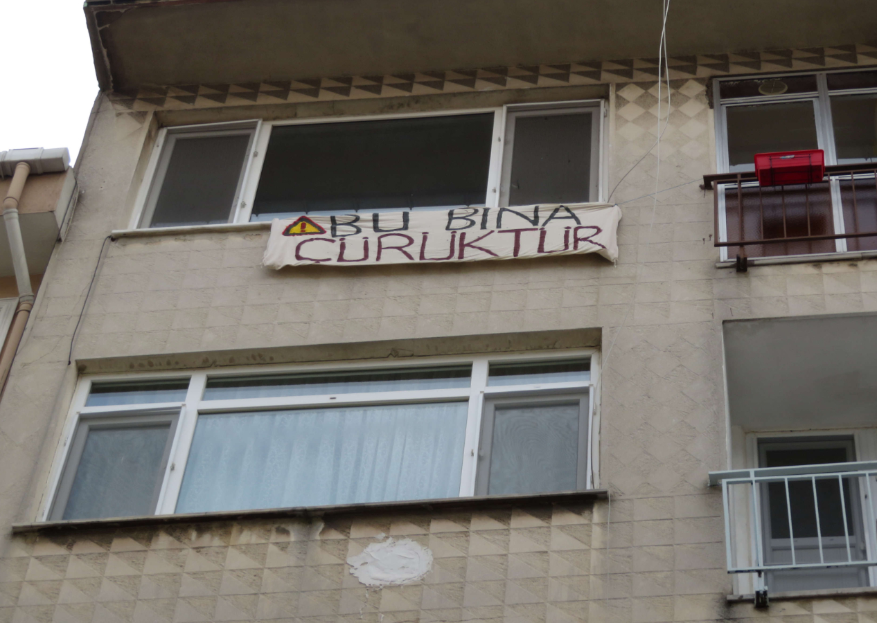 Kiracı cama ‘Bu bina çürüktür’ pankartı astı ve evi boşalttı