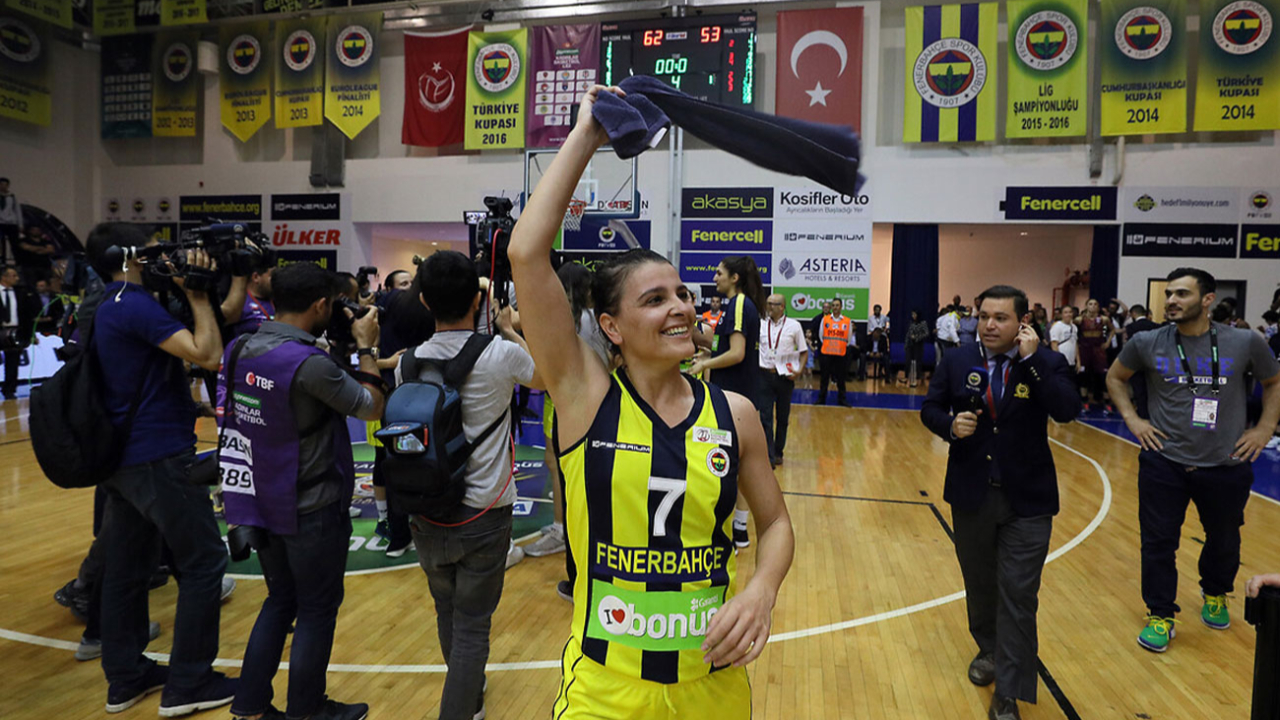 Birsel Vardarlı Demirmen, depremzede öğrencilerin yanında