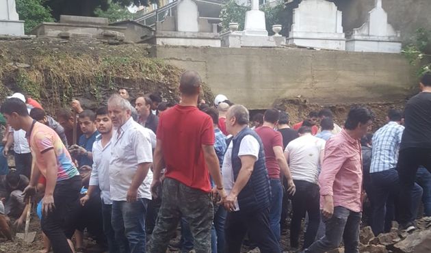 Şişli'de mezarlığın duvarı çöktü...