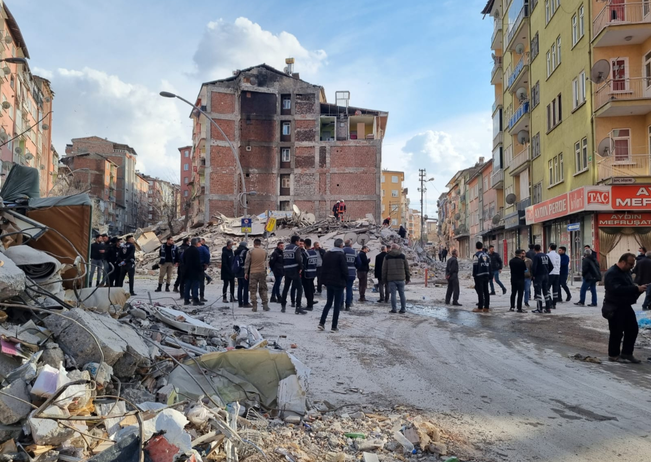 Malatya'da 5 katlı bina çöktü
