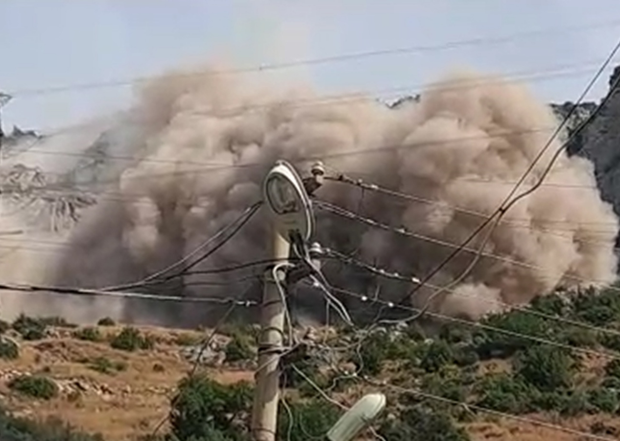 Deprem bölgesinde dinamit patlatıldı: Depremzedeler tepki gösterdi