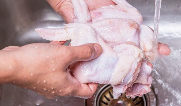 Hayat kurtaran uyarı: Tavuğu pişirmeden önce yıkamayın!