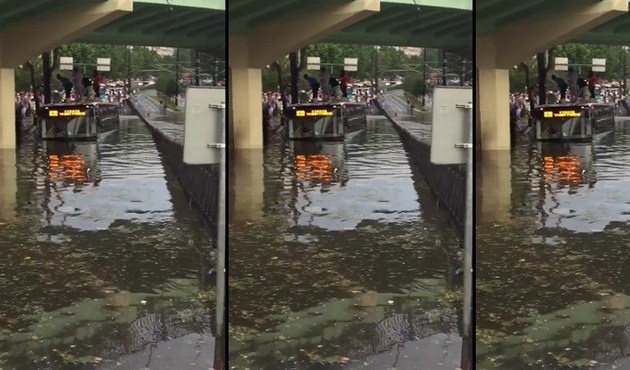 Aksaray'da vatandaşlar araçlarında mahsur kaldı/Video...