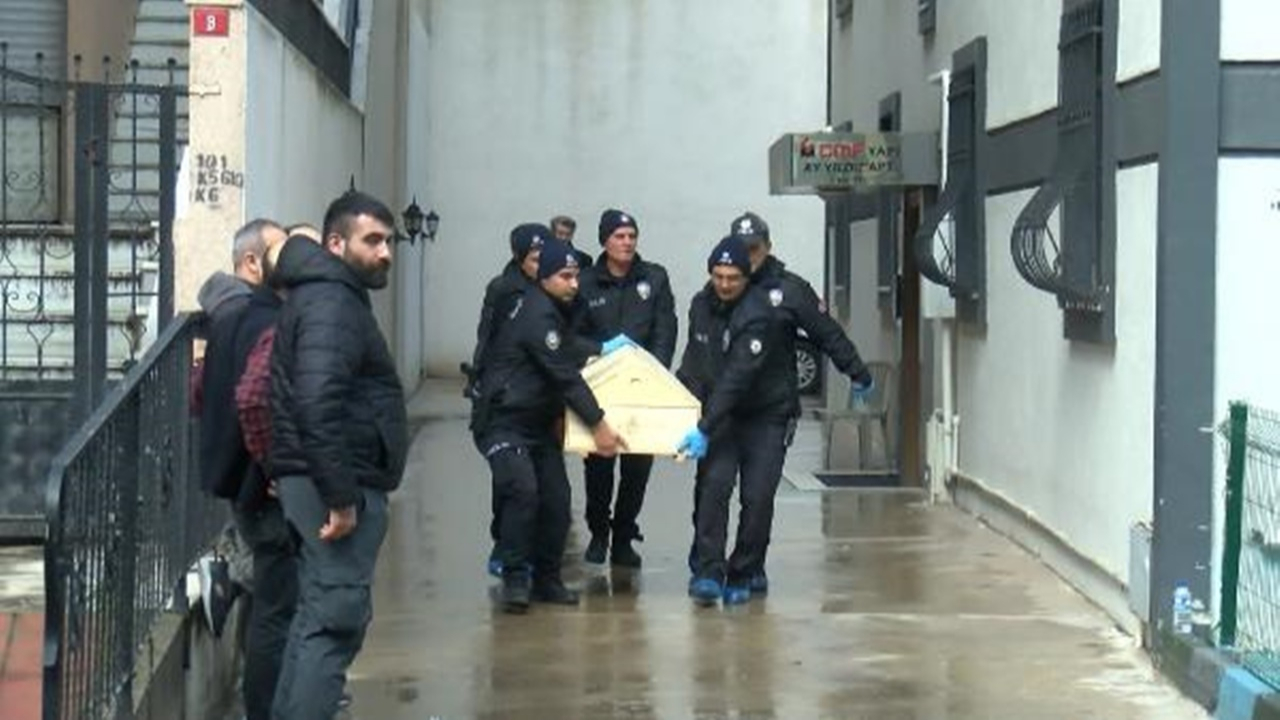 Eşini bıçaklayarak öldürdü ardından pencereden atlayarak intihar etti
