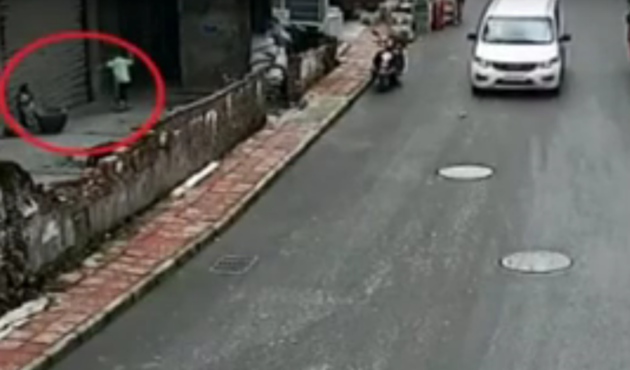 Tekerin fırlattığı şişe çocuğu yaraladı! / VİDEO