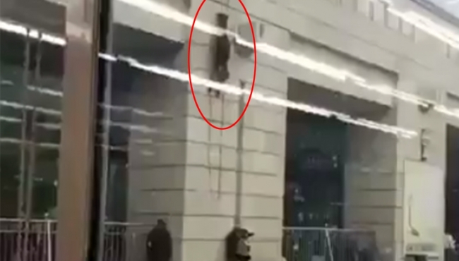 Örümcek adam gibi aşağı sarktı, rehineyi böyle kurtardı!