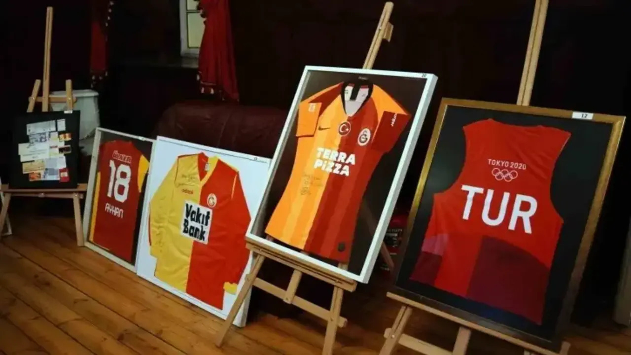 Galatasaray'ın müzayedesinde depremzedeler için 17 milyon gelir!