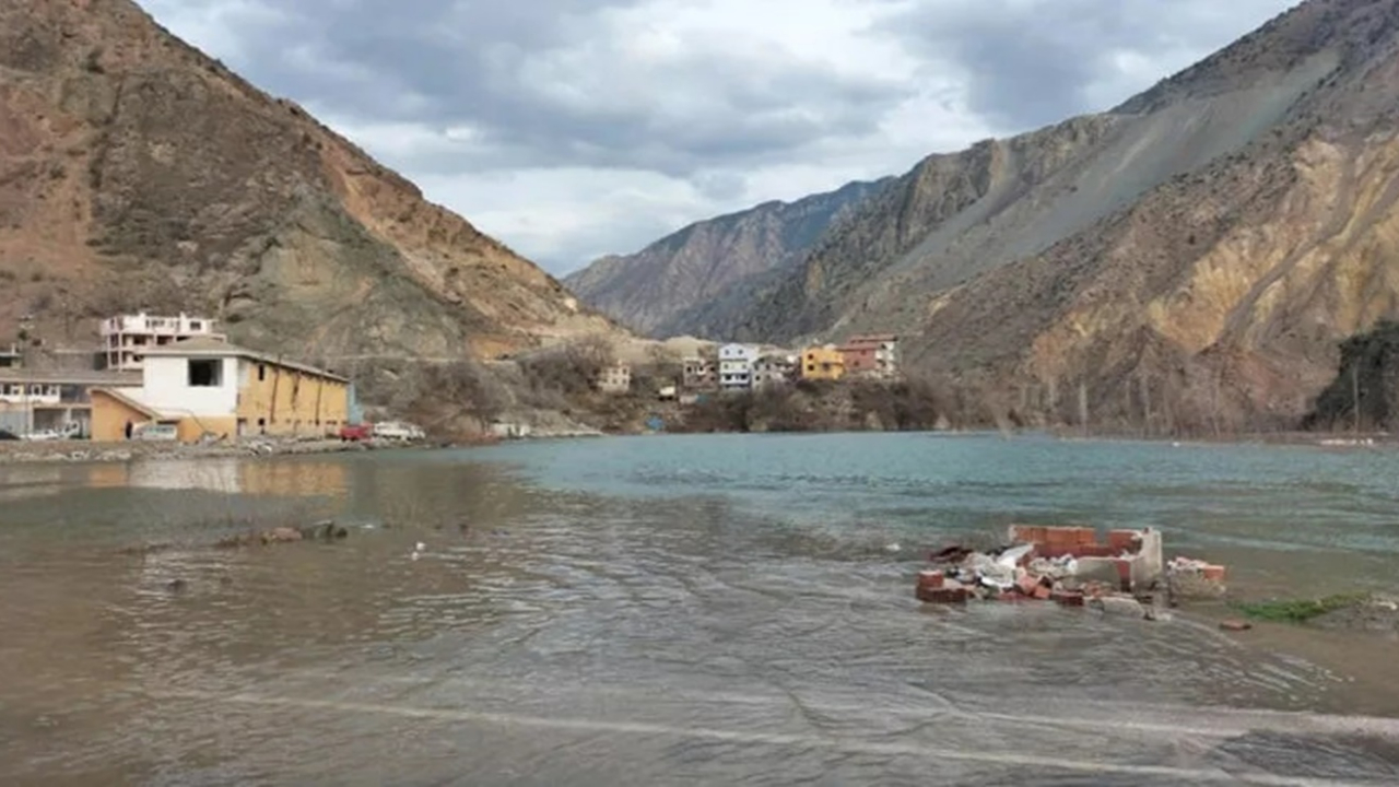 Yusufeli Barajı'nın suları ilçe merkezine ulaştı! Ev ve iş yerleri zarar gördü