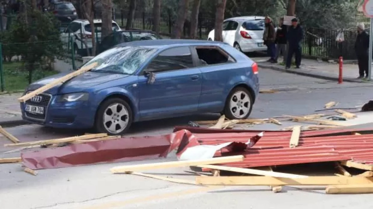 Denizli'yi lodos, İzmir'i sağanak yağış vurdu! Çatılar uçtu, evleri su bastı!