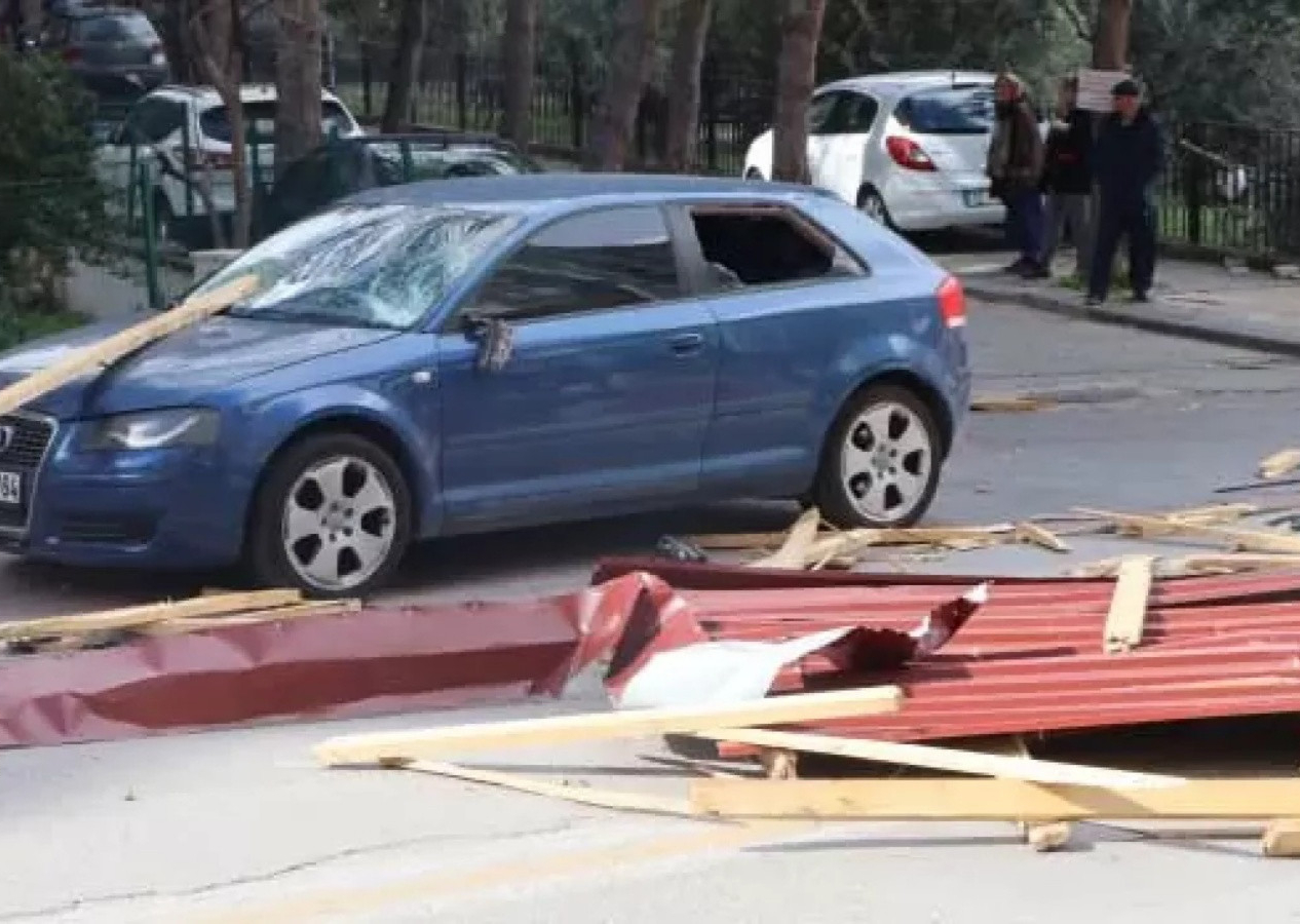 Denizli'yi lodos, İzmir'i sağanak yağış vurdu! Çatılar uçtu, evleri su bastı!