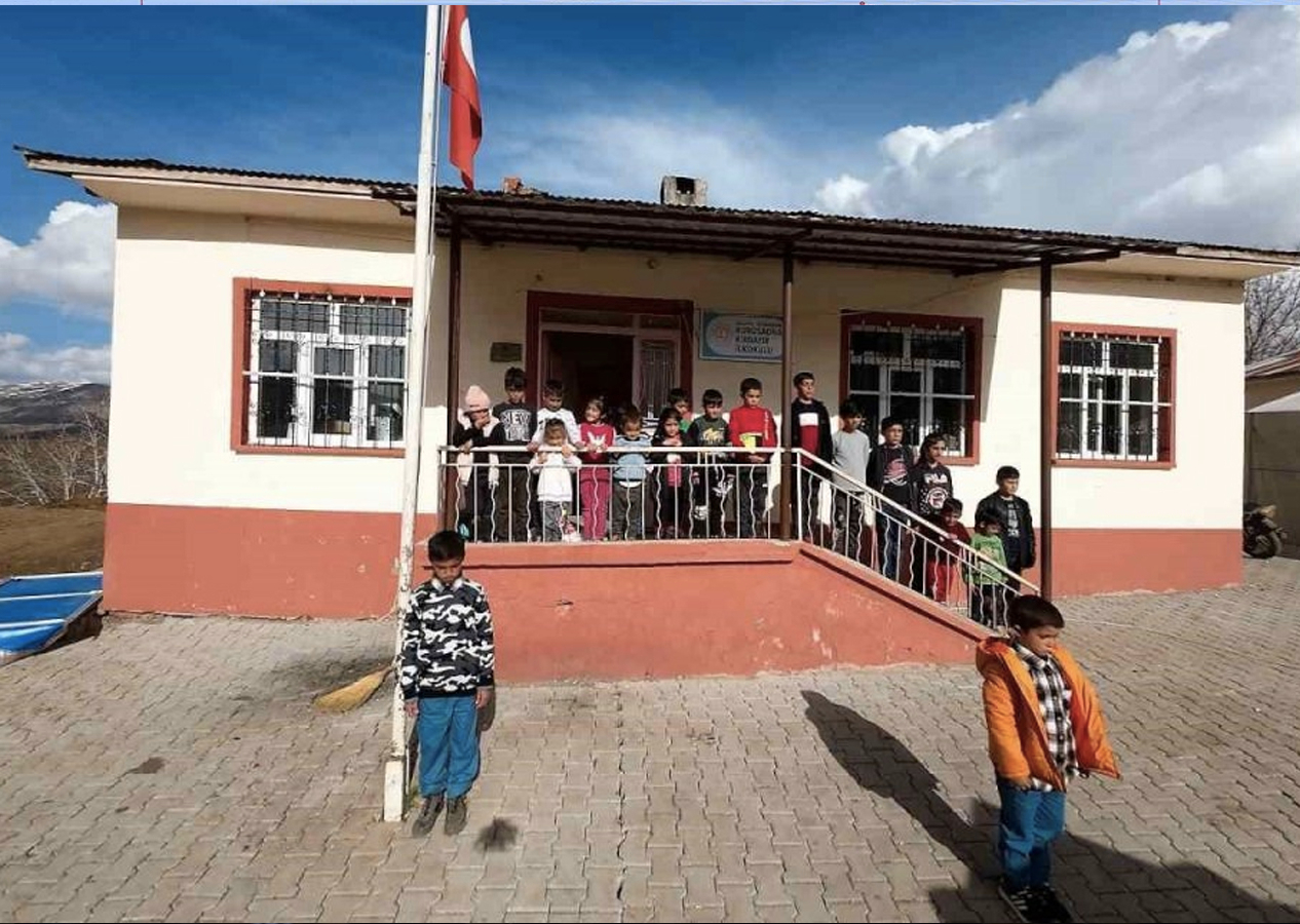 Başakşehir Belediyesi'nden anlamlı proje! Malatyalı depremzedeler İstiklal Marşı’yla birlik mesajı verdi