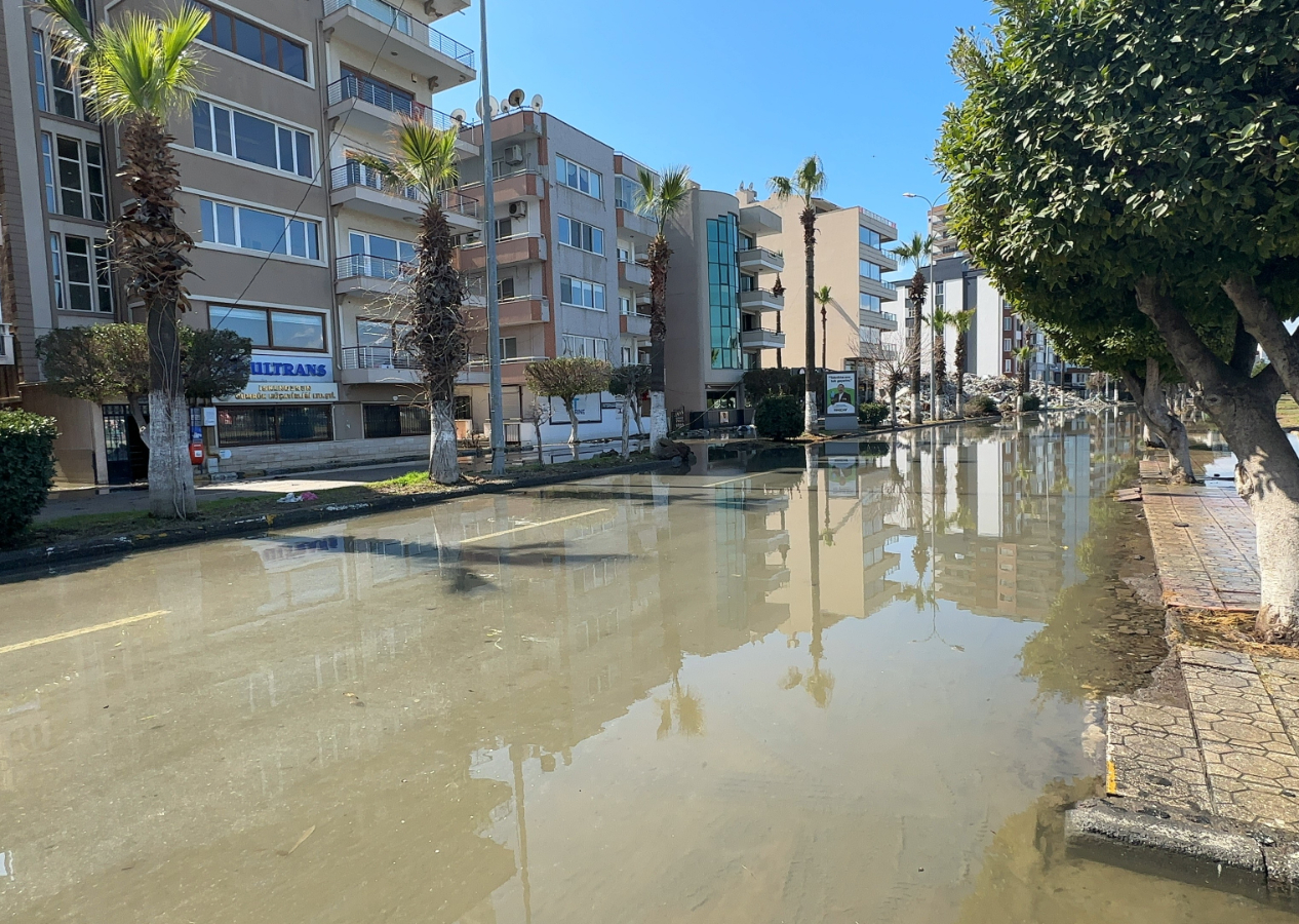 İskenderun sahili 1 metre çöktü: İlçe sular altında