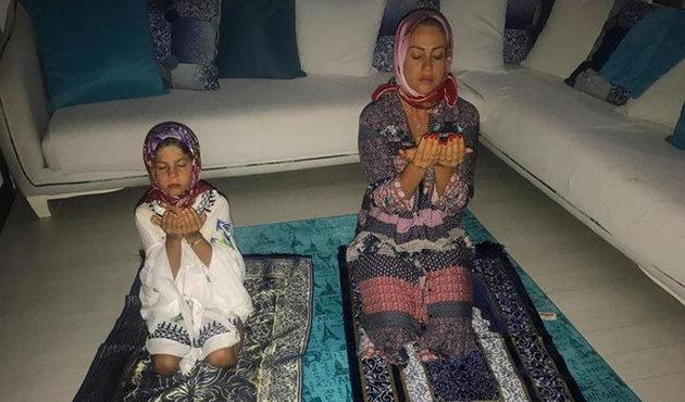 Yeliz Yeşilmen namaz kılarken fotoğraf paylaştı... Sosyal medyadan tepki yağdı!