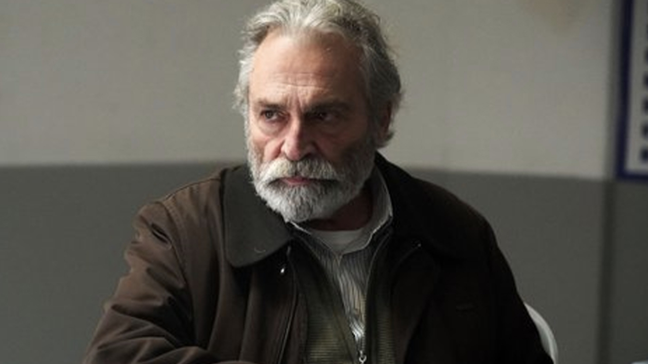 Haluk Bilginer, elini öpmek isteyen hayranına engel oldu! Usta oyuncudan dikkat çeken uyarı! ''Baban hariç kimsenin elini öpme''