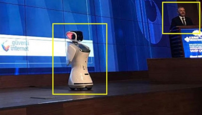 Bakan Arslan'ı kızdıran robot özür diledi...