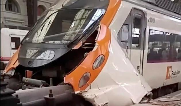 Barcelona'da tren kazası! Onlarca yaralı var... / VİDEO