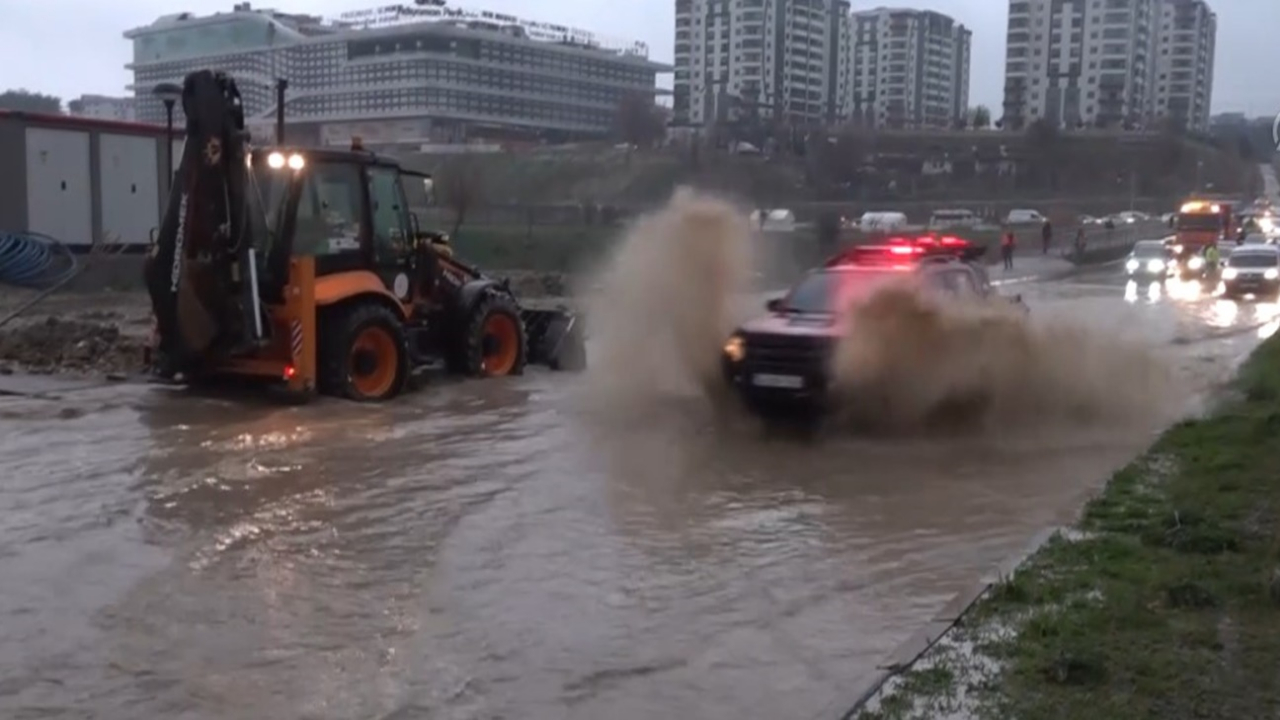 Adıyaman'da şiddetli yağış trafikte aksamalara neden oldu