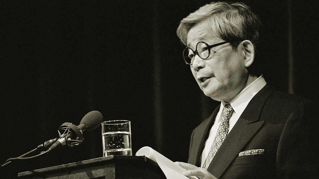Nobel ödüllü Japon yazar Kenzaburo Oe yaşamını yitirdi