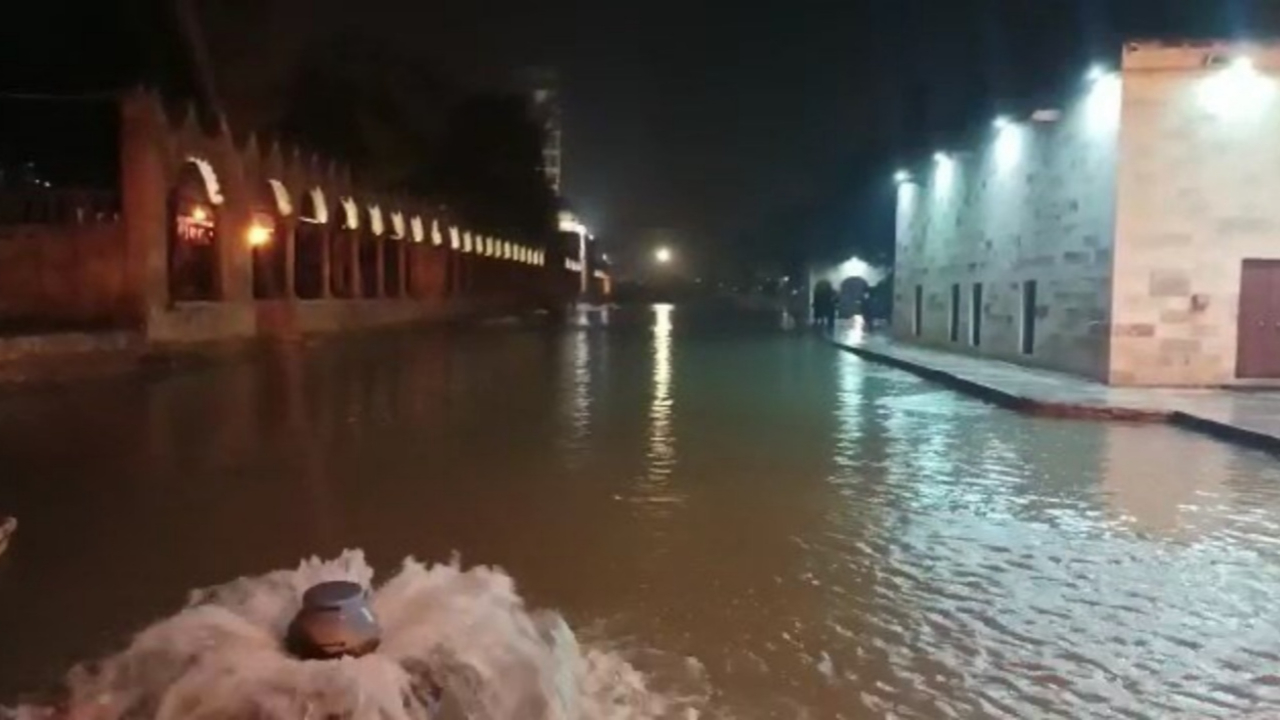 Şanlıurfa'da sel felaketi! Dereler taştı, araçlar su için içinde kaldı