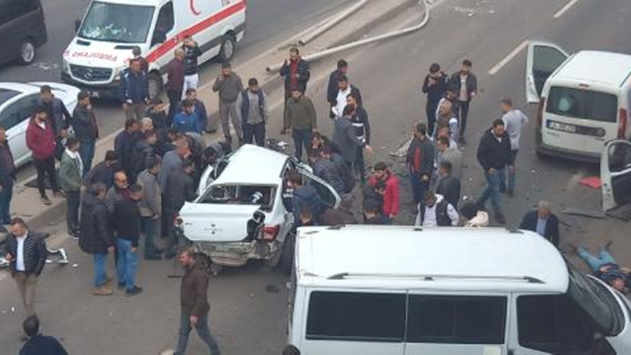 Diyarbakır'da 5 aracın karıştığı zincirleme kazada 1 kişi hayatını kaybetti, 2 kişi yaralandı