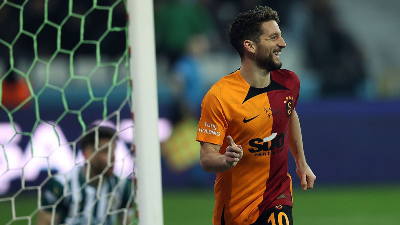 Galatasaray, TFF'ye bildirdi! Dries Mertens 1 yıl daha Galatasaray'da