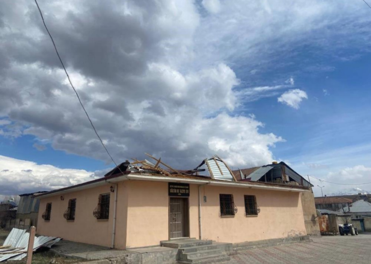 Ağaçlar devrildi, çatılar uçtu! Erzincan'da fırtına sonrası hortum oluştu