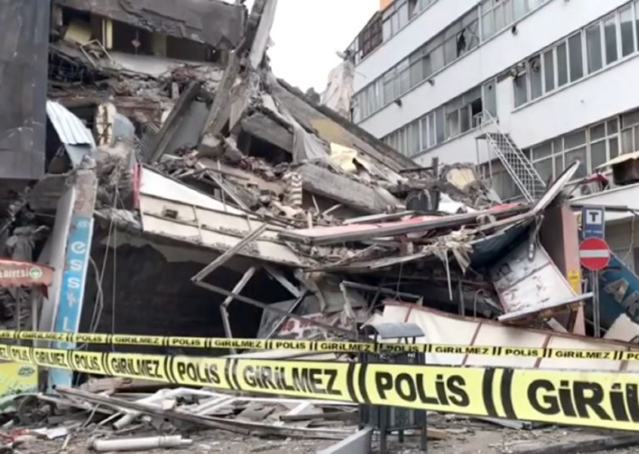 Malatya'da depremde ağır hasar alan bina kendiliğinden çöktü