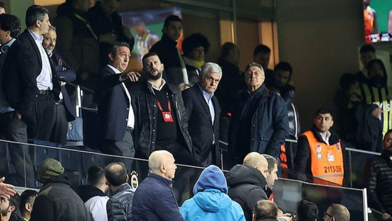 Fenerbahçeli taraftarlardan Sevilla maçı sonrası Ali Koç'a istifa çağrısı!
