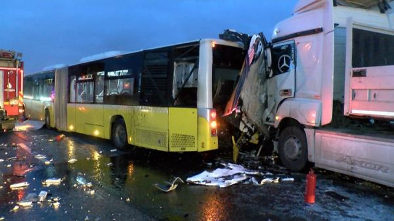 Tuzla'da feci kaza! TIR, yol bakım aracı ve İETT otobüsüne çarptı: Ölü ve yaralılar var