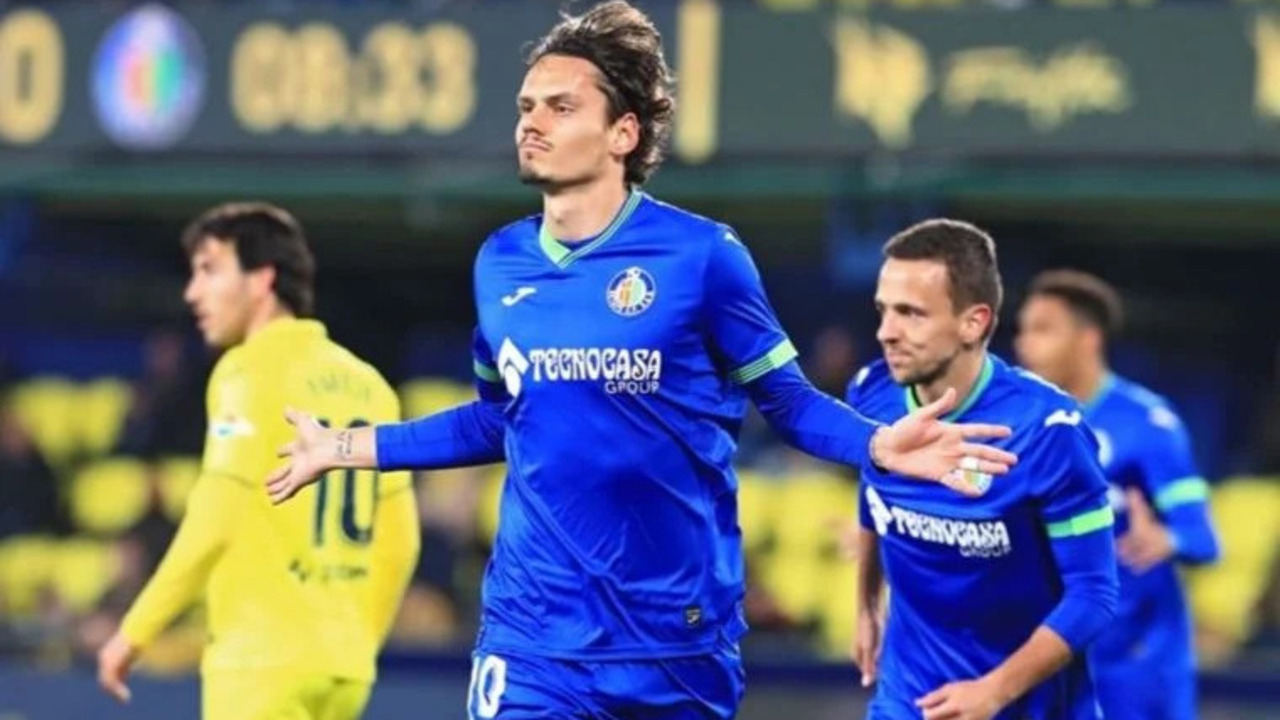 Enes Ünal, Robert Lewandowski'nin ensesine yapıştı!