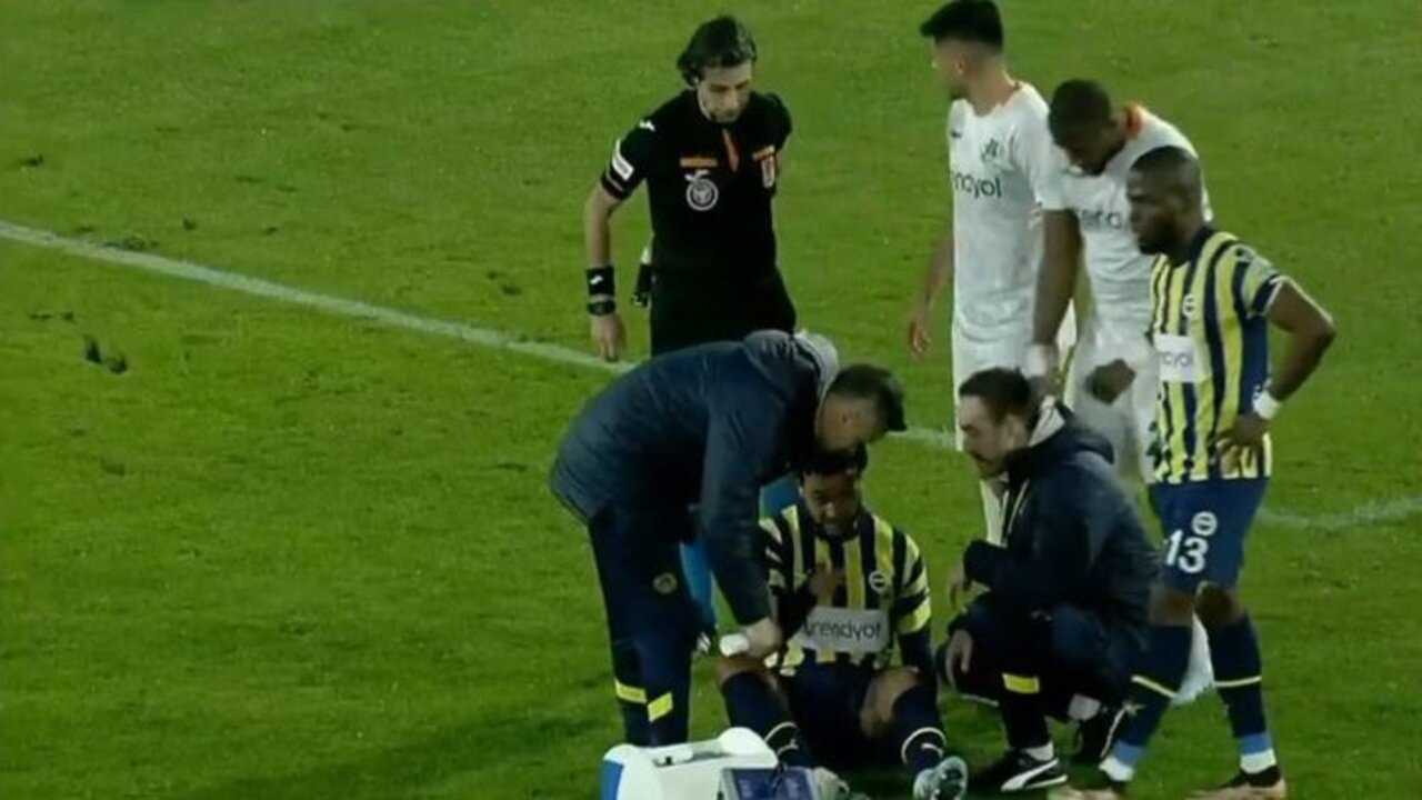 Fenerbahçe'ye bir şok daha! Joshua King'de oyuna devam edemedi...