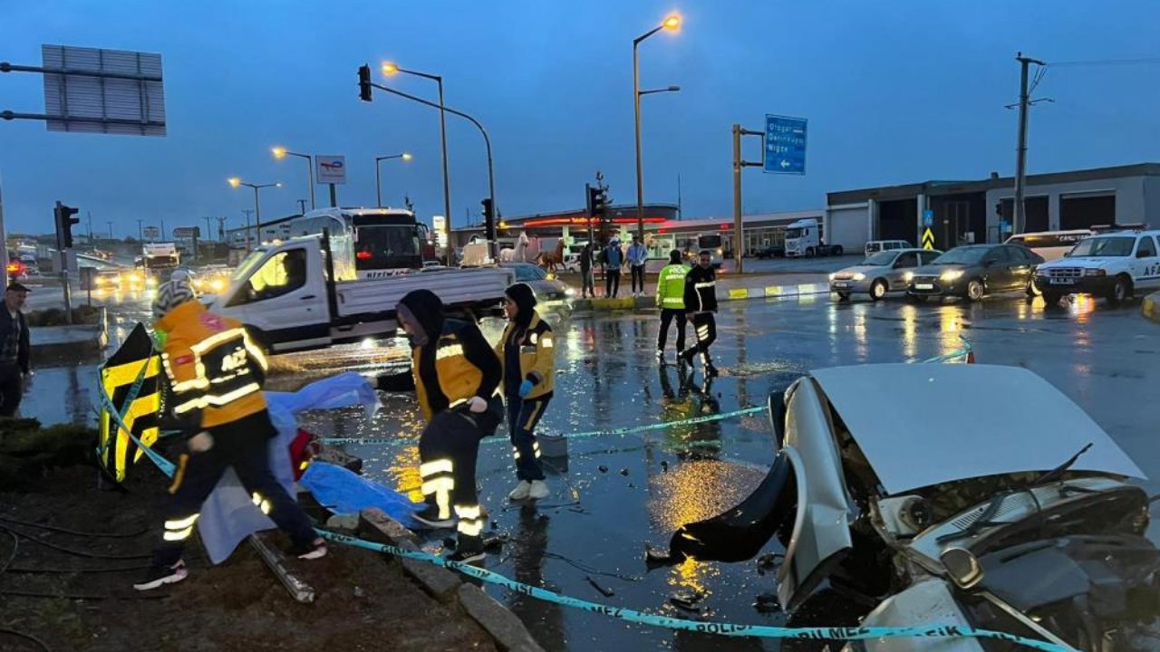 Deprem bölgesine giden AFAD aracı kaza yaptı: 1 ölü 9 yaralı