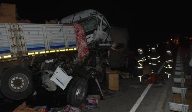 Kütahya'da zincirleme kaza: 1 ölü, 4 yaralı...