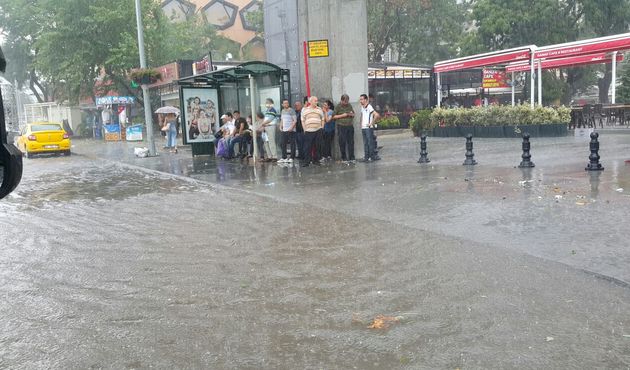 İstanbul’da E-5 karayolunu su bastı...