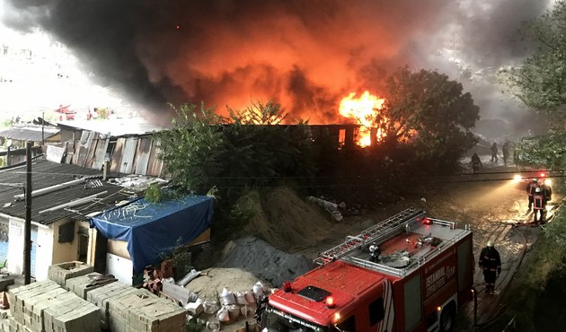 Kağıthane'de yıldırım düşen depo alev alev yandı...