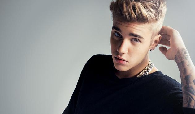Justin Bieber kendisini görüntülemeye çalışan paparazziyi ezdi!