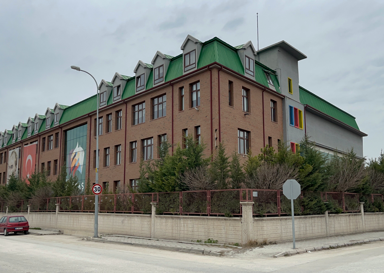 Depremzede öğrenciyi başörtüsü nedeniyle okula kaydetmeyen müdürün 1 yıla kadar hapsi isteniyor