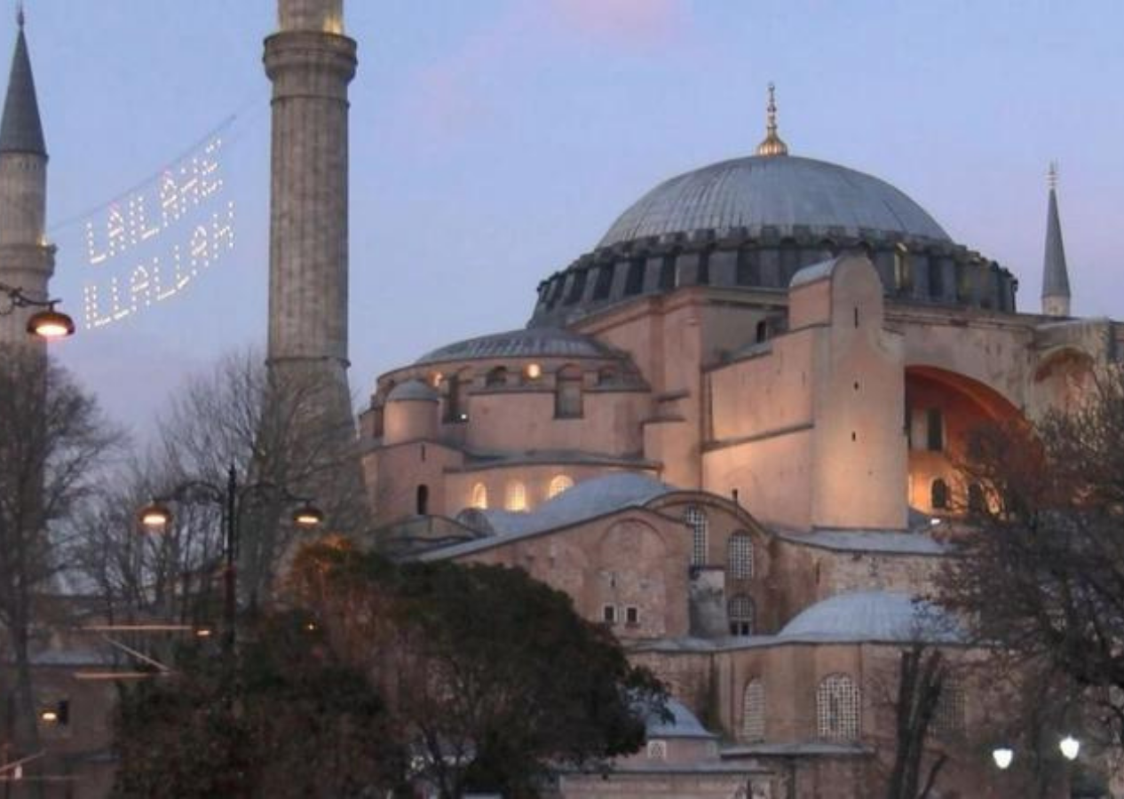 Yılın ilk iftarı ilk heyecan... Vatandaşlar, Ayasofya Camii'nin avlusunda ilk orucunu açtı