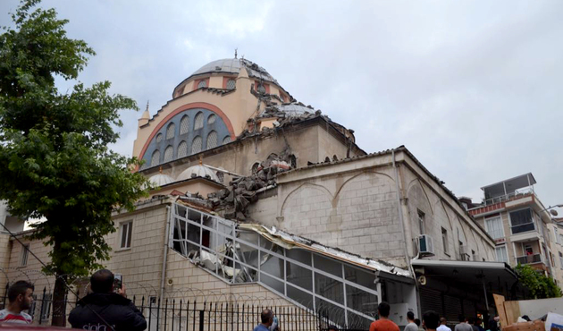 İstanbul'da camilerin minareleri yıkıldı...