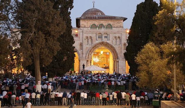Mescid-i Aksa'nın kapıları açıldı, binlerce kişi namaz kıldı!