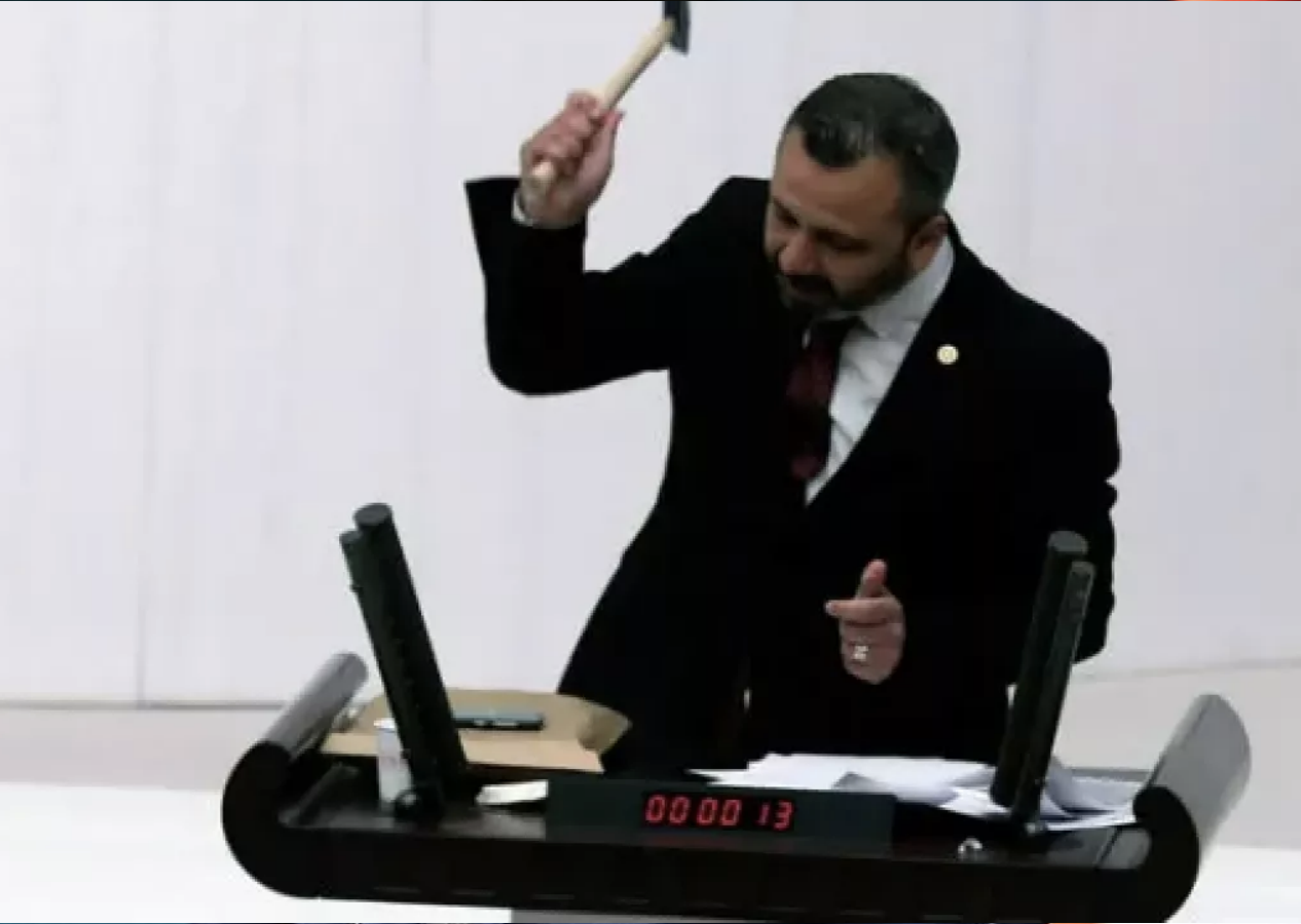 Meclis'te çekiçle cep telefonu kıran CHP'li Erbay'a dava açıldı