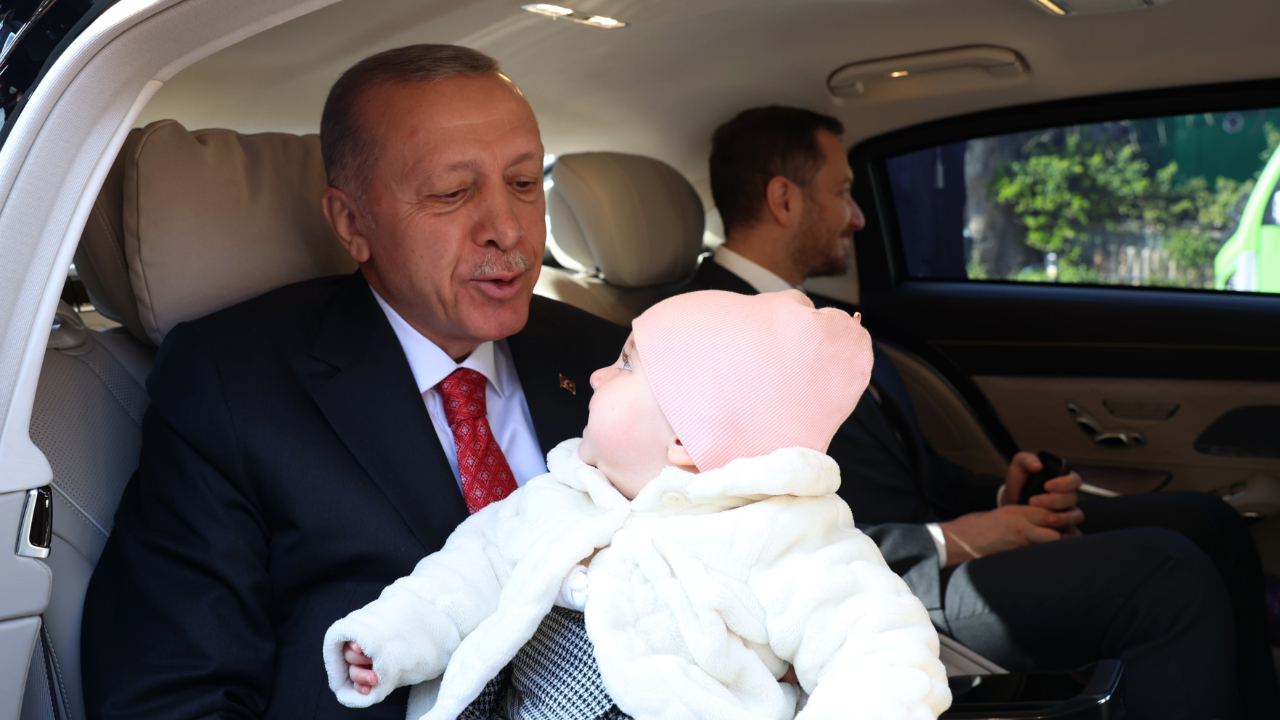 Cumhurbaşkanı Erdoğan 8 aylık Lina bebeği sevip oyuncak hediye etti