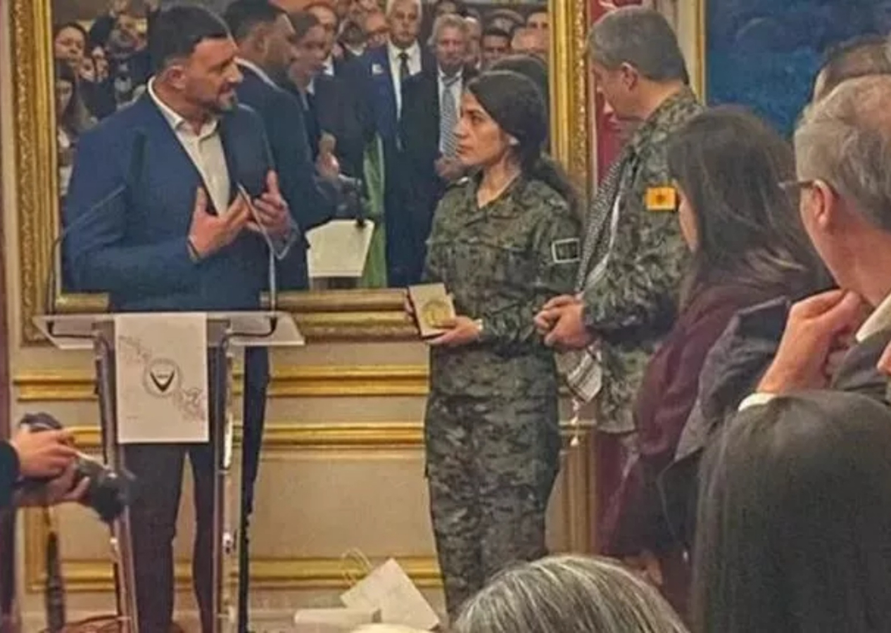 Fransa Senatosu'nda skandal: PKK/YPG'li teröristlere sözde 'onur madalyası' takıldı