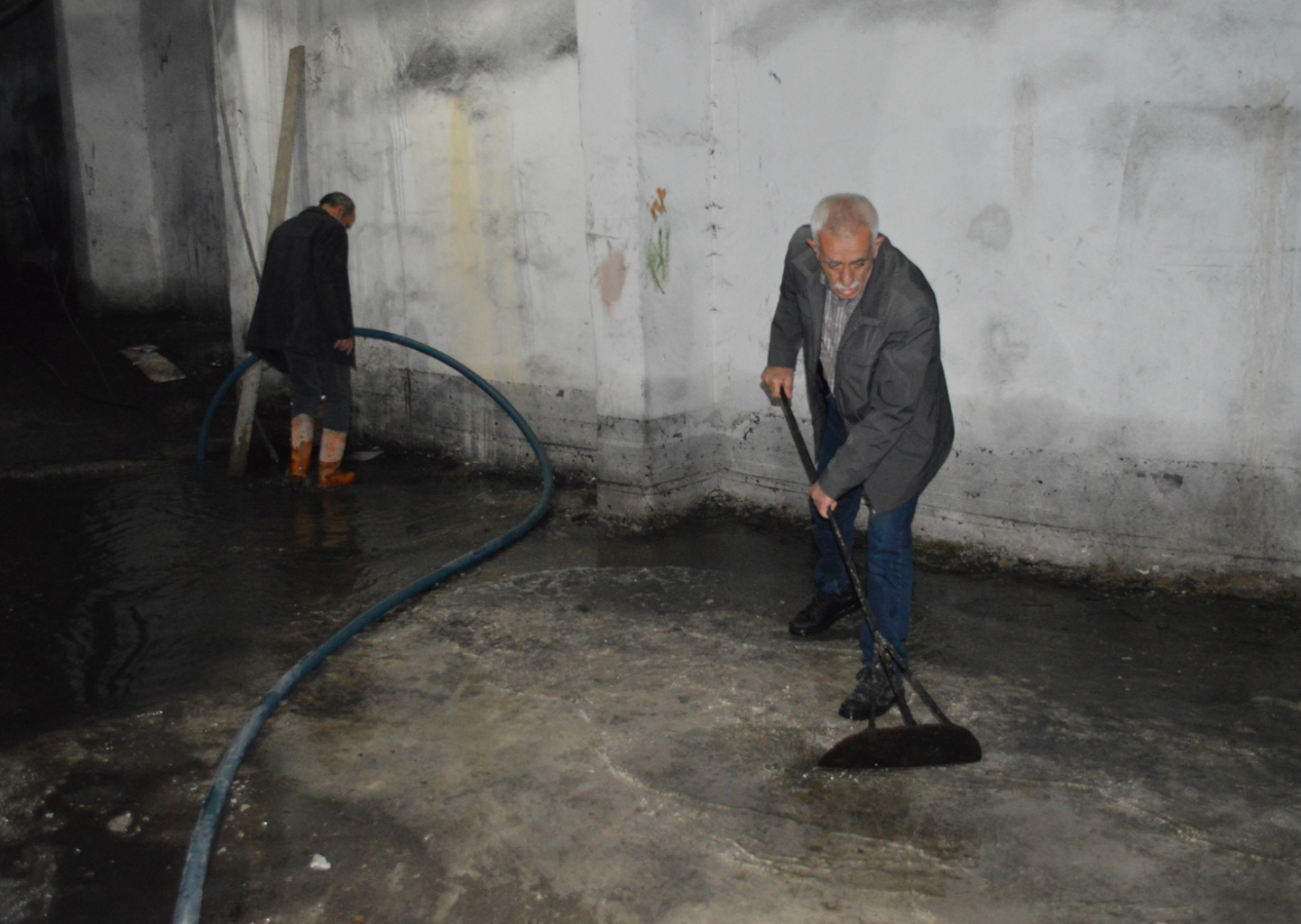 Deprem sonrası şaşırtan olay: Apartmanın bodrumunu yer altı suyu basıyor